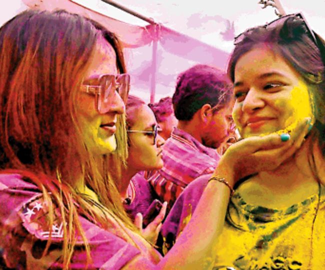 Holi 2023: मथुरा में छाया रंगों का उल्लास, गोकुल की होली में बरसा तीनों लोक का आनंद